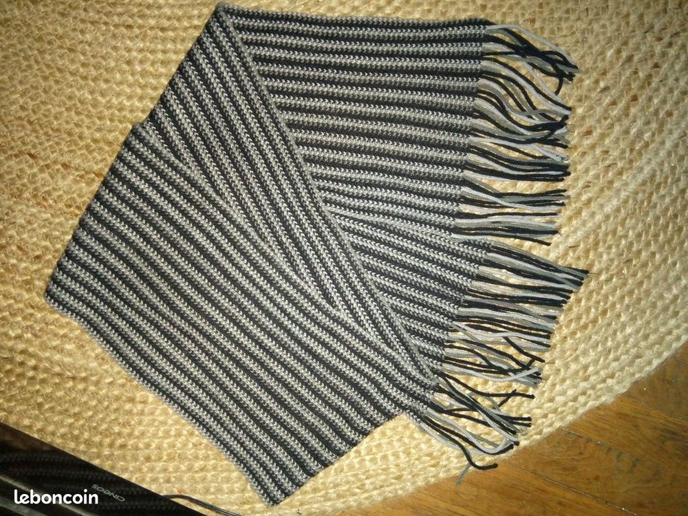 &eacute;charpe Zara grise et noire Vêtements