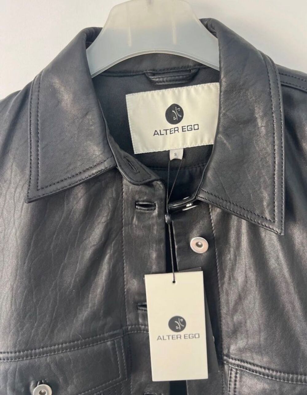 Veste en cuir Alter Ego disponible en couleur cr&egrave;me et noir Vêtements
