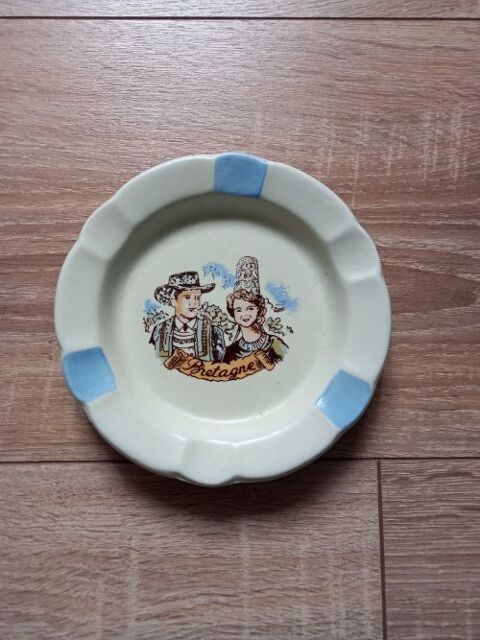 Cendrier en biscuit Bretagne  Folklores des Provinces  SET 7 Villiers (86)