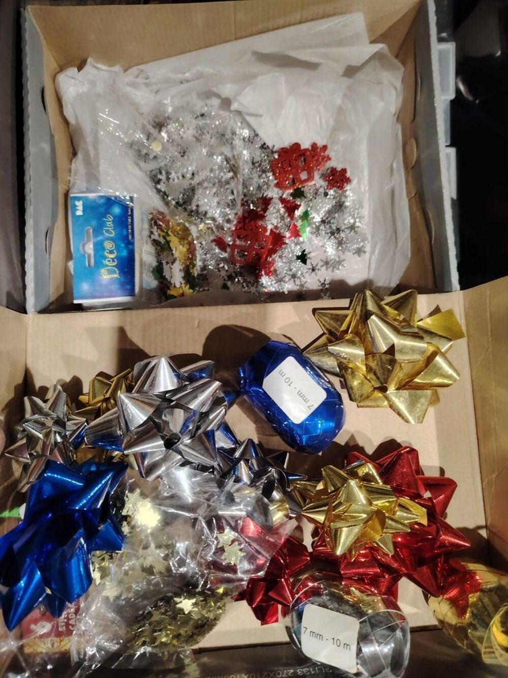 DECORS DE TABLE ET RUBANS PAPIERS DE NO&Euml;L. Décoration
