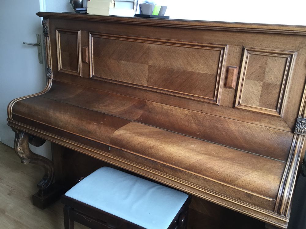 Piano ancien, beau meuble. Instruments de musique