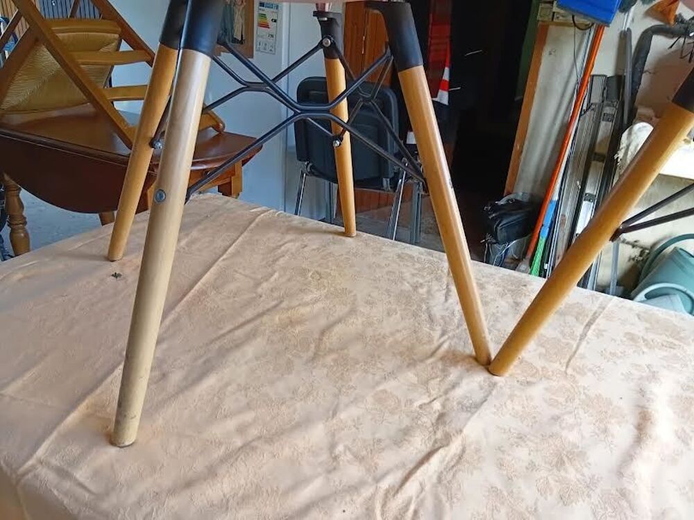 2 CHAISES COQUE PLASTIQUE ET PIEDS EN BOIS Meubles