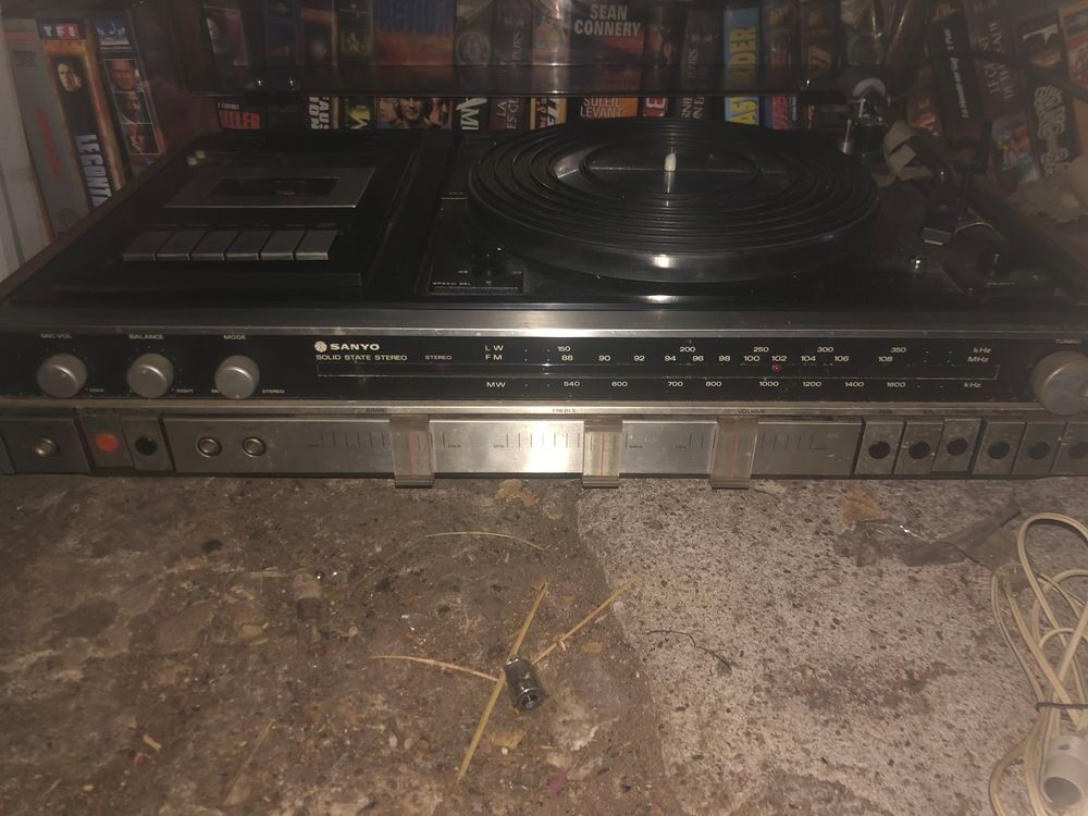 Lot platine, cassettes et meuble 
