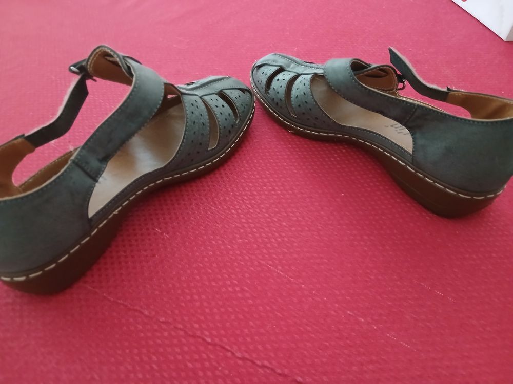Une paire de chaussures d'&eacute;t&eacute; Femme Chaussures