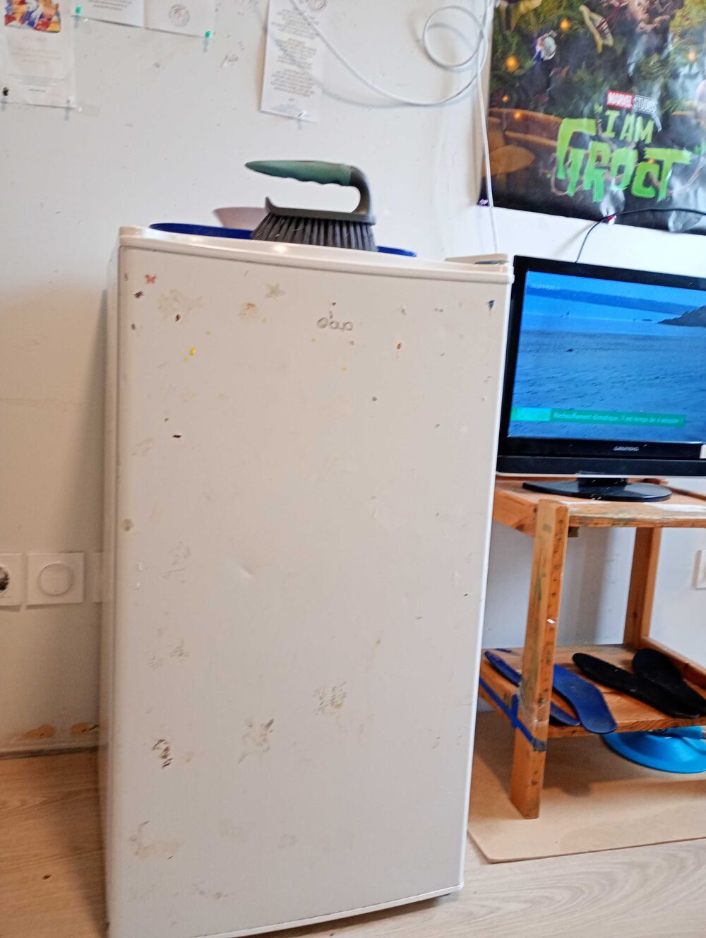 vendre le fauteuil en bois le lit &agrave; deux places le bureaux , frigo ,la table de chevets, pour le 259€ Electroménager