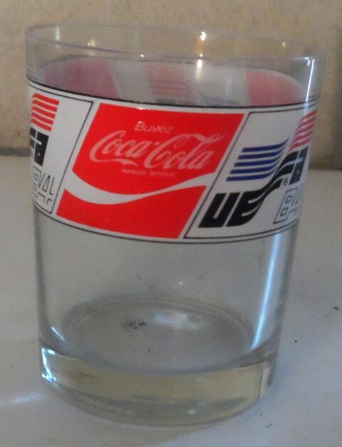 Verre Coca Cola (collector) qui a une ébréchure sur le col  3 Castries (34)