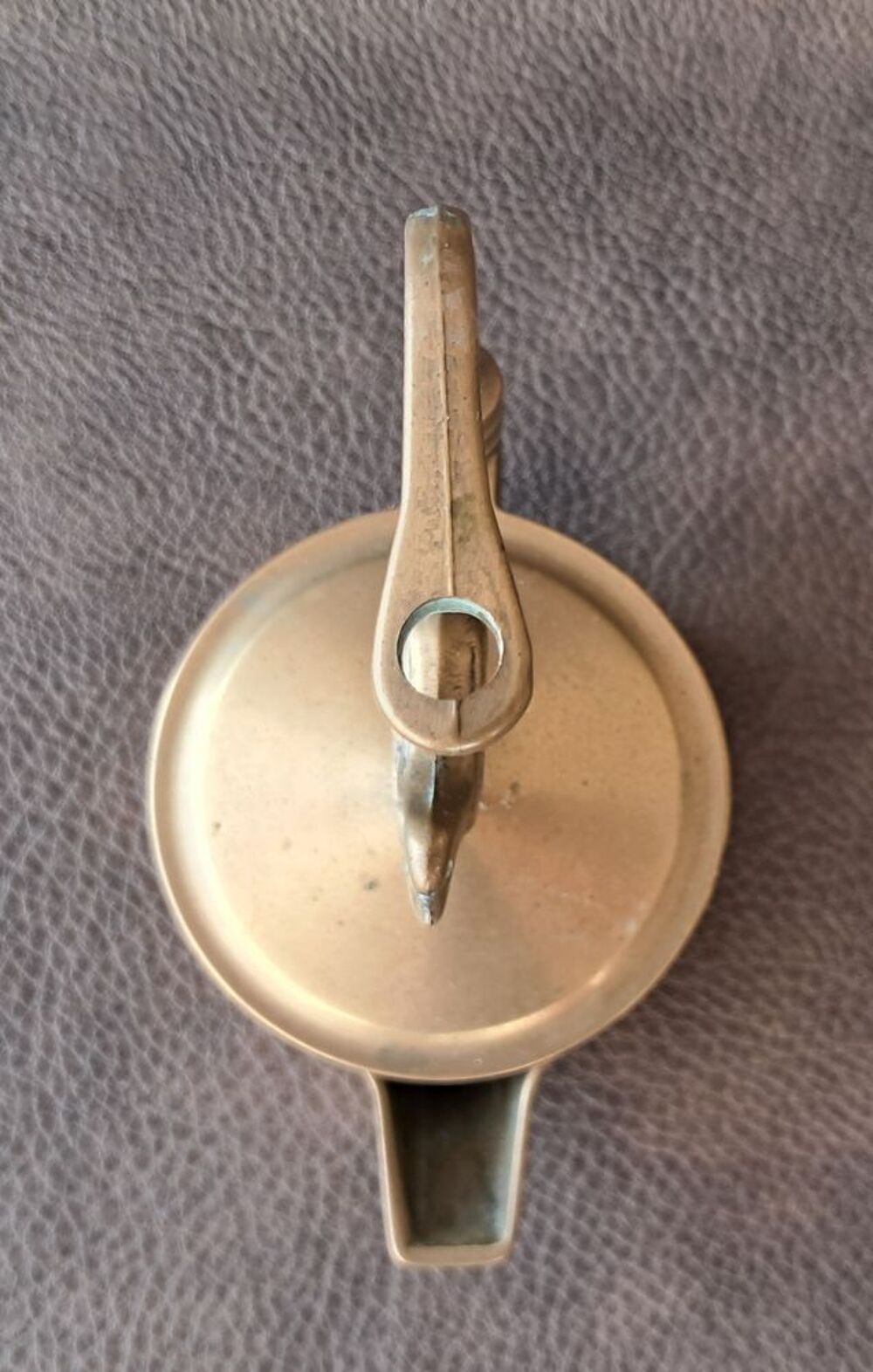 lampe &agrave; huile en laiton surmont&eacute;e d'un oiseau 
Décoration