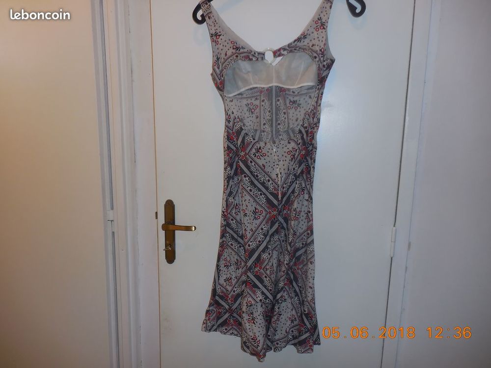 robe dos nu 10 euros Vêtements