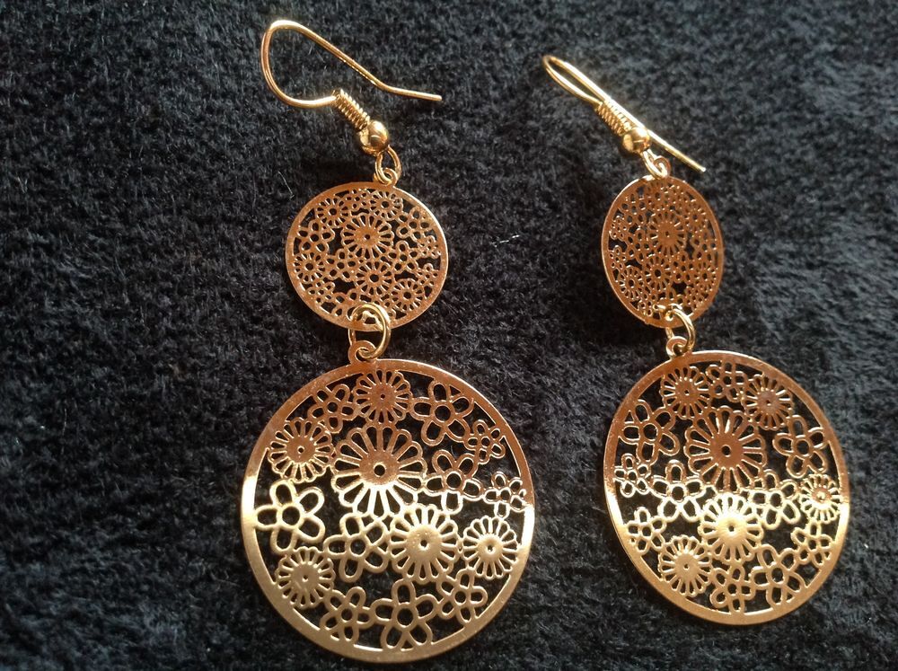 BOUCLES OREILLES DOR&Eacute; DOUBL&Eacute; CERCLE FLEUR Envoi Possible
Bijoux et montres