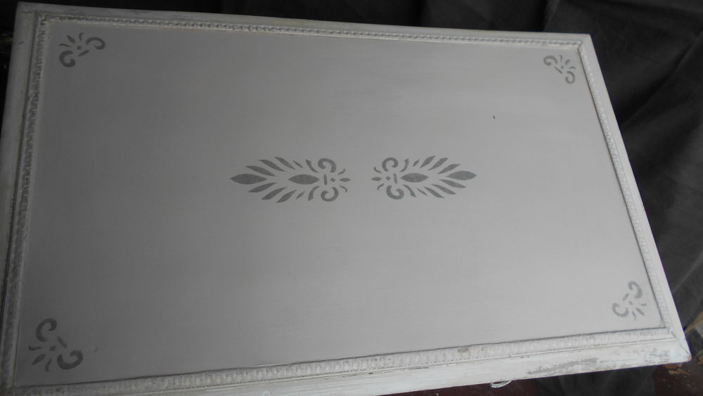 Table style Louis XVI patin&eacute;e 'shabby' Meubles