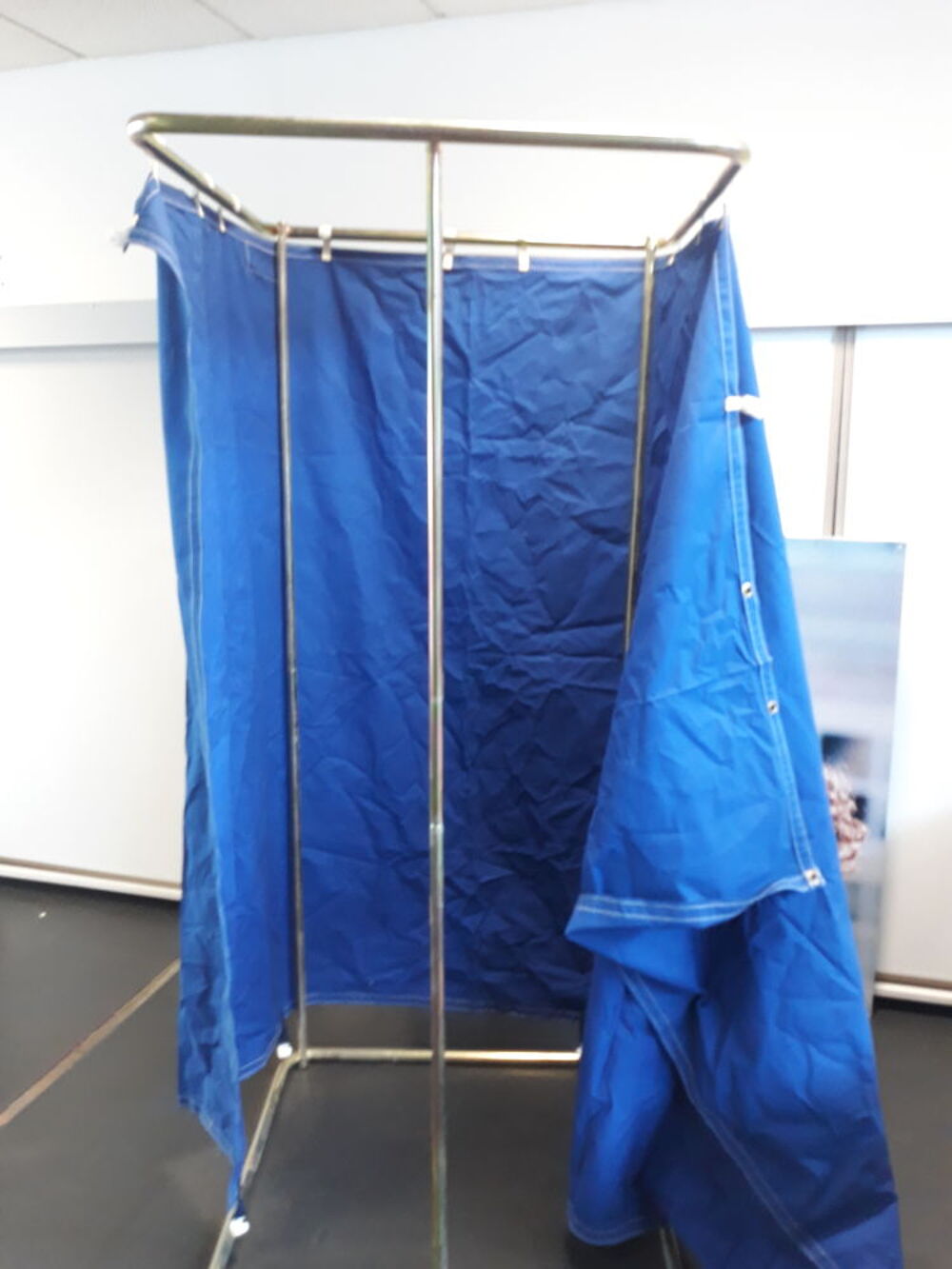 cabine+d+essayage+proche+du+neuf Meubles
