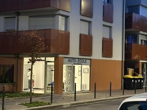 &Agrave; vendre – Proche mairie du Pavillon-sous-Bois, murs de local commercial vendus occup&eacute;s avec bail 3/6/9 140000 93320 Les pavillons-sous-bois