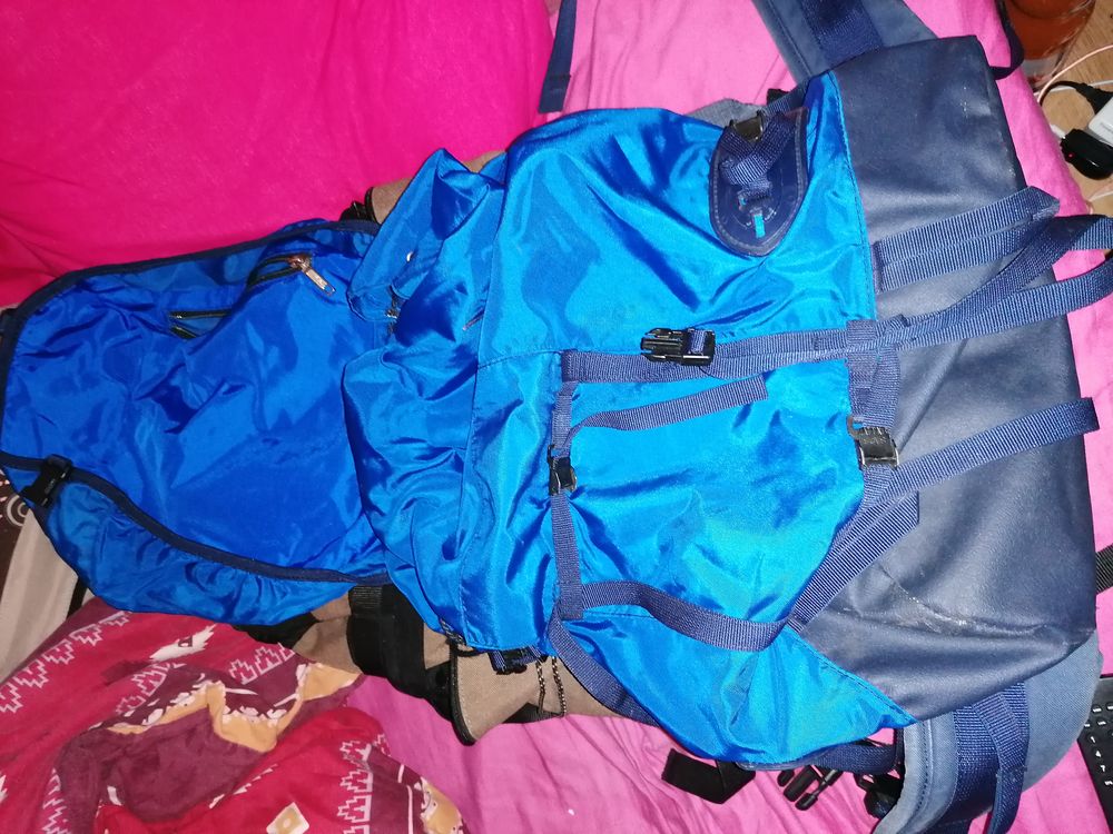 sac &agrave; dos bleu 30 euros. sac marron noir &agrave; 50 euros Sports