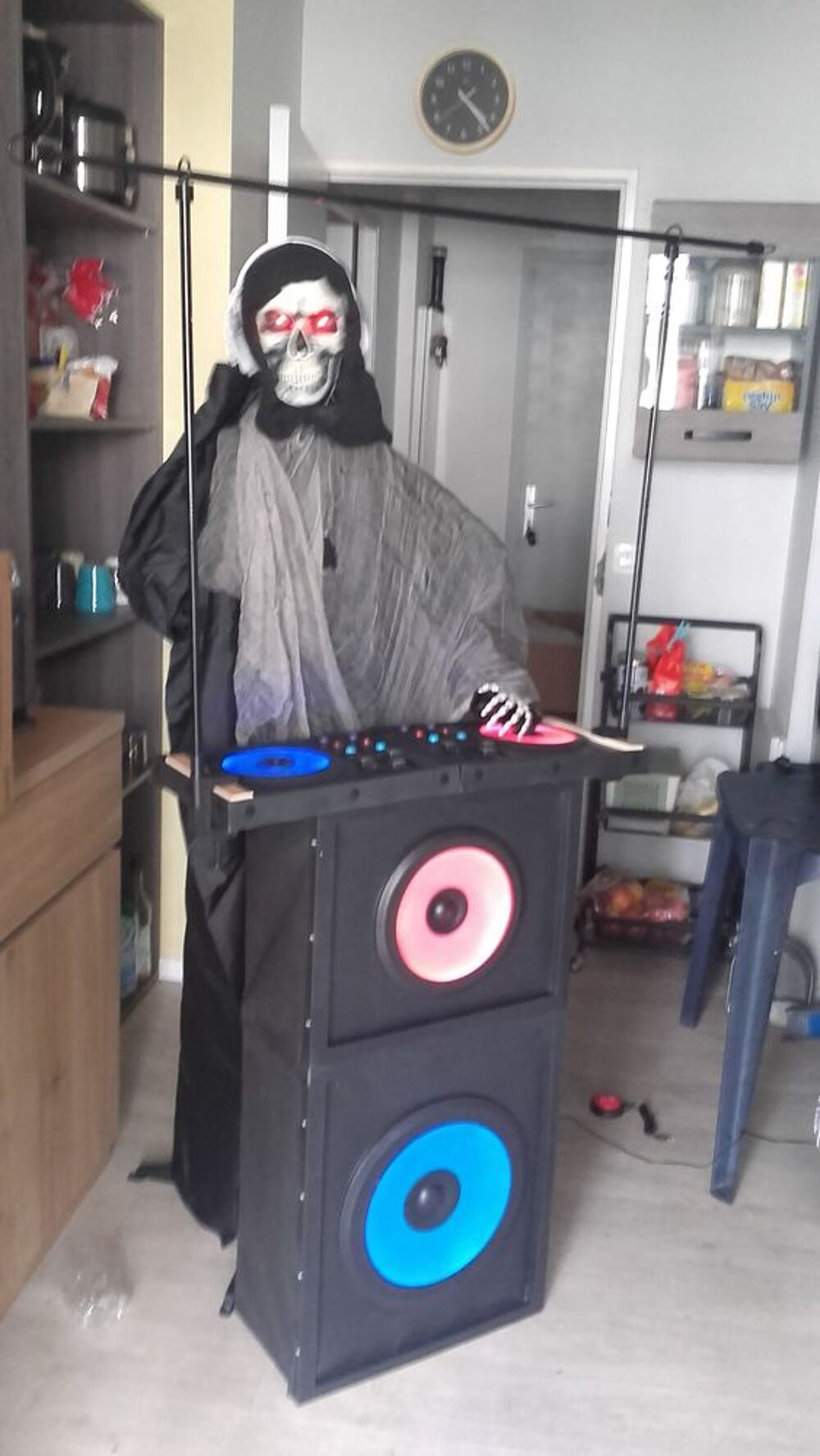 DJ Deadbeat Squelette Avec Table De Mixage Halloween Animatr Instruments de musique