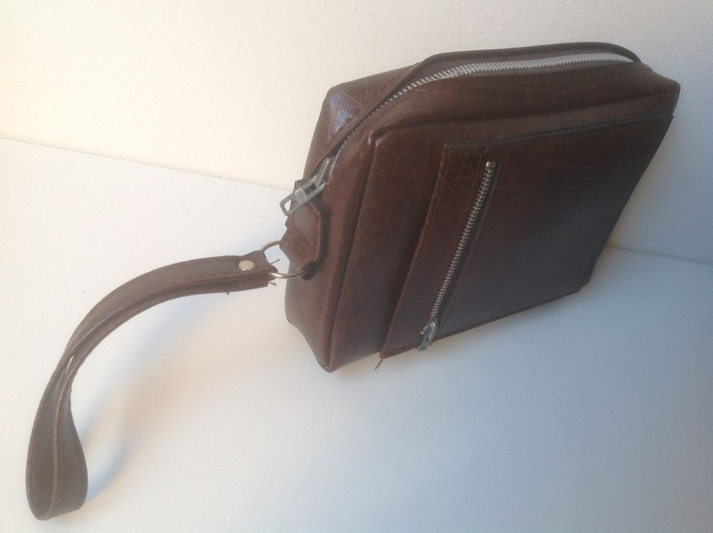 POCHETTE SACCOCHE Envoi Possible
Maroquinerie