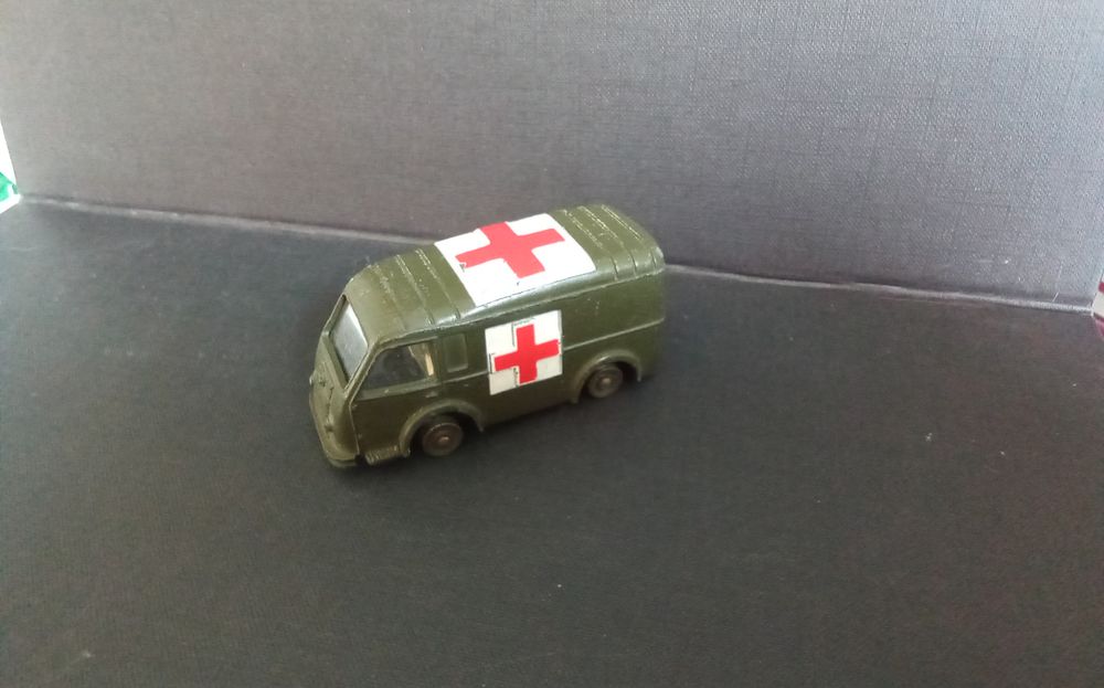 1 AMBULANCE MILITAIRE 80F DINKY TOYS ANN&Eacute;E 1969
