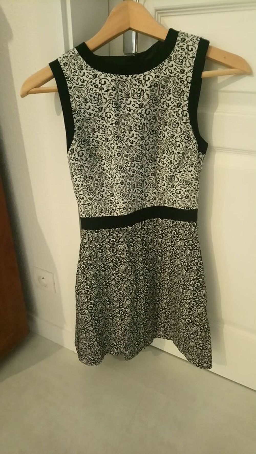 Quasi neuf robe blanche et noire miss Selfridge taille 34 Vêtements