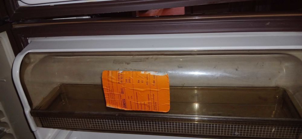 r&eacute;frig&eacute;rateur cong&eacute;lateur zanussi. Marron, tr&egrave;s bon &eacute;tat. Electroménager