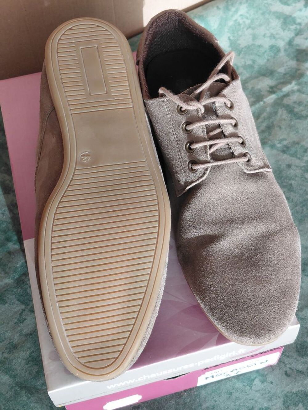 Differentes chaussures , femles- enfants et hommes. Chaussures