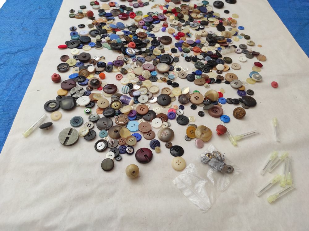  &eacute;norme lot boutons accessoire couture prix de 3 euros Vêtements