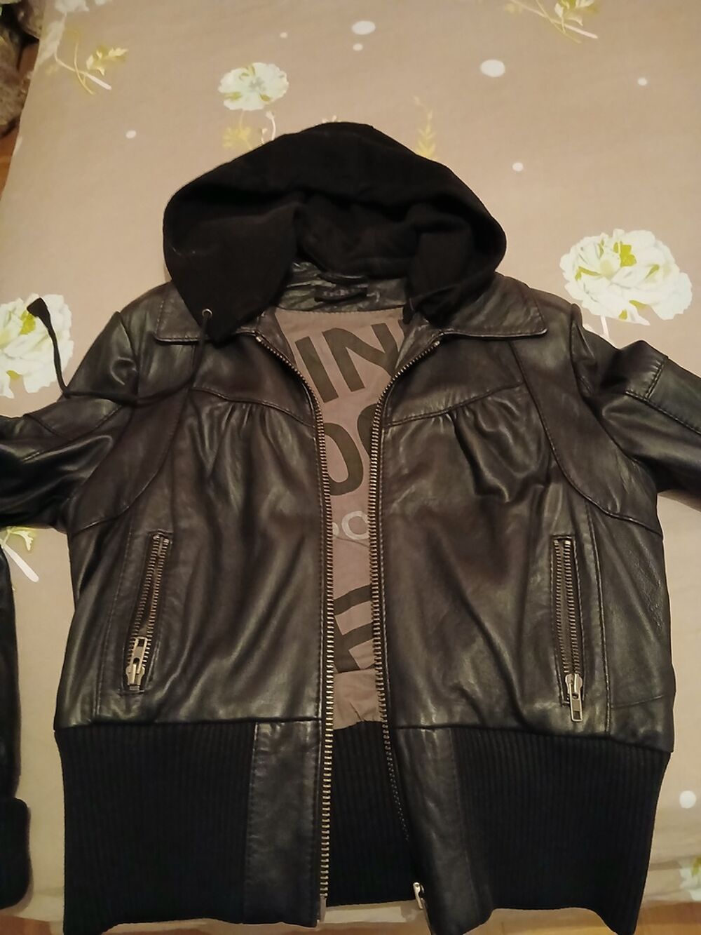 Veste en cuir noir doubl&eacute;e avec capuche Vêtements