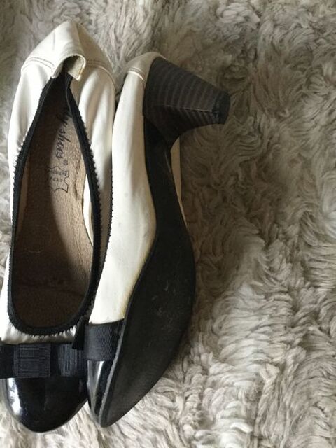 Chaussure blanche et noir en cuir T39 5 Villiers-sur-Marne (94)
