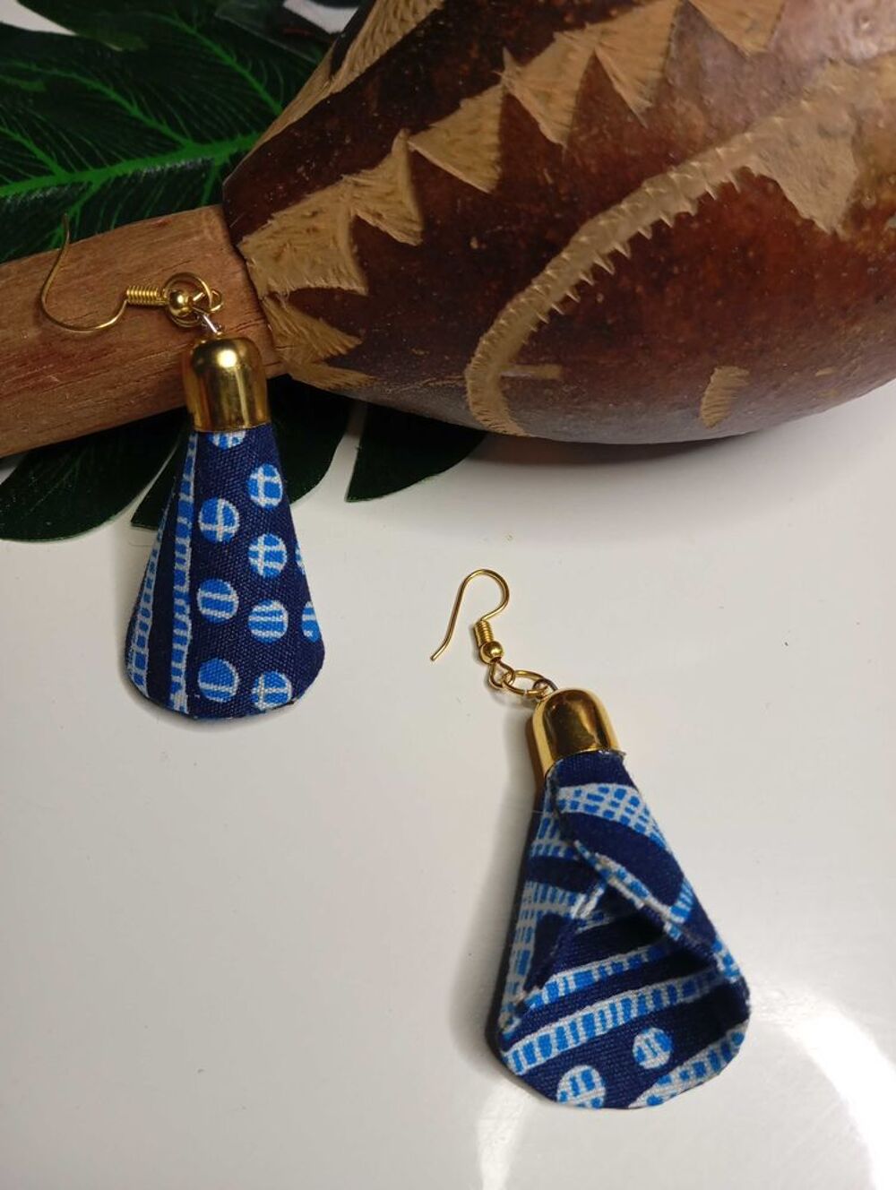 Boucle d'oreille forme c&ocirc;ne, customis&eacute;e en tissu pagne, tissu Ndop Ouest Cameroun. Bijoux et montres