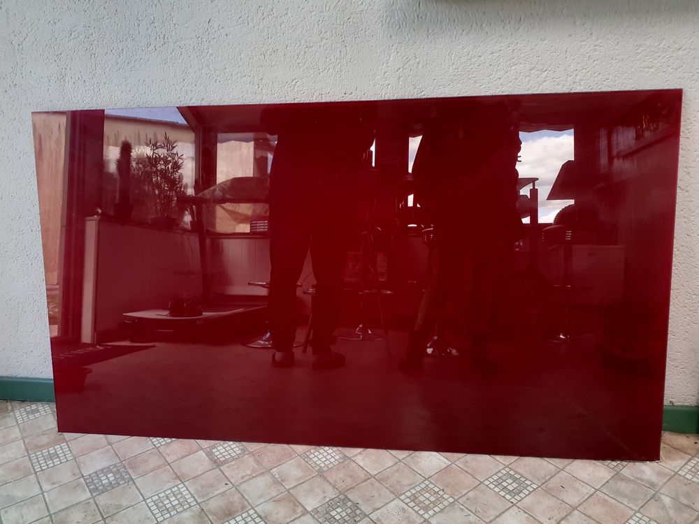 Plaque verre rouge. 86 cm/ 153 cm. 30 euros. Meubles