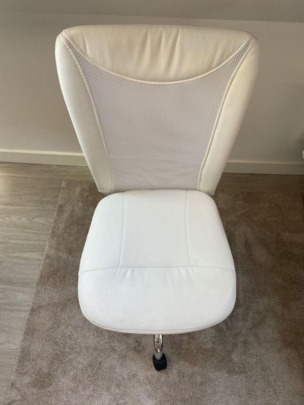 Chaise de bureau blanche avec roulettes ? bon &eacute;tat Meubles