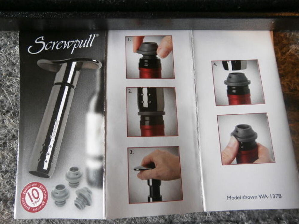 
Coffret Pompe &agrave; vin avec 3 bouchons Screwpull Electroménager