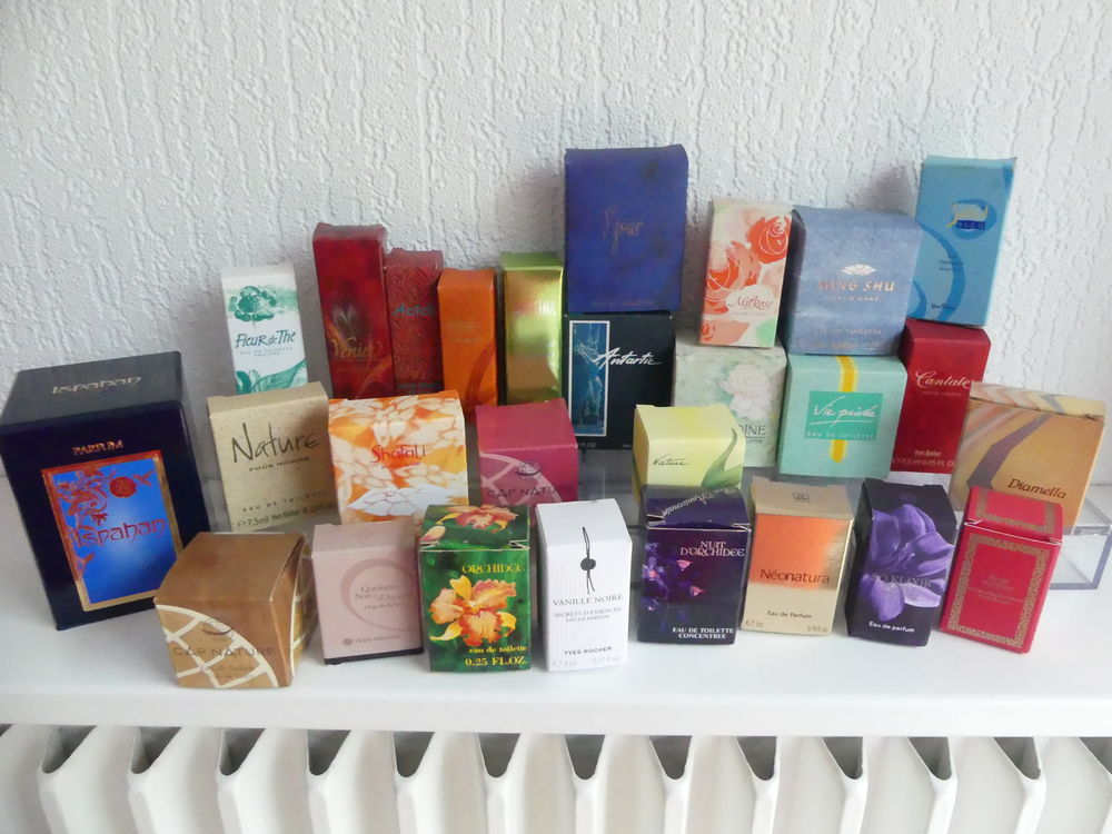 Lot de 28 miniatures de parfum 