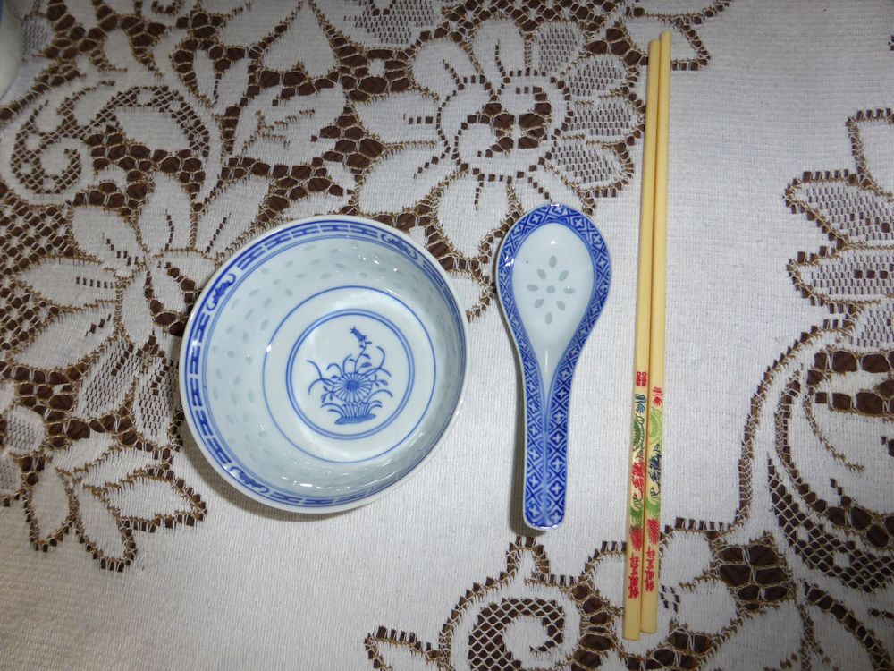 6 bols chinois + cuill&egrave;res neufs et baguettes Cuisine