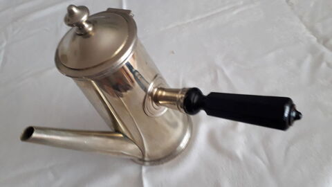 Cafetière chocolatière argenterie de marine
170 Salon-de-Provence (13)