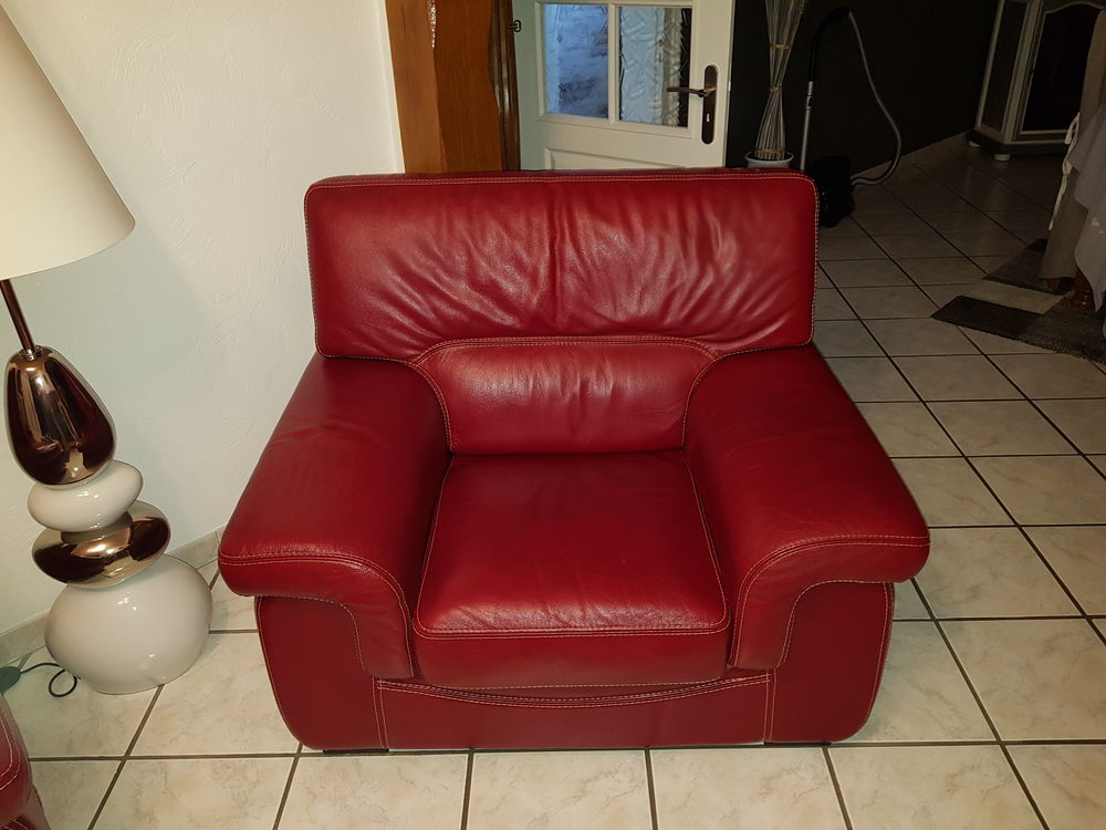 canap&eacute; +fauteuil en cuir rouge Meubles