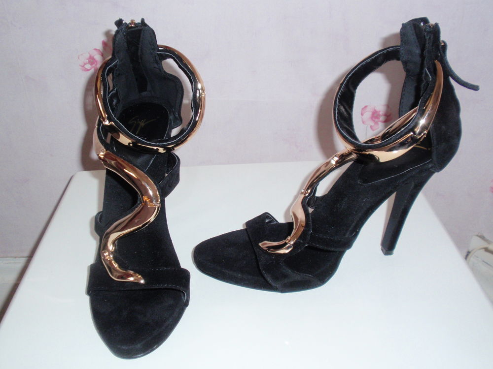 Sandale en forme de serpent dor&eacute; neuf. Chaussures