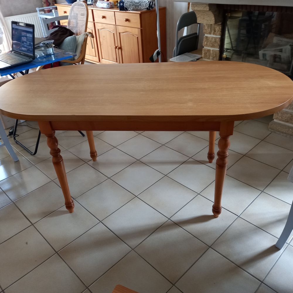Table ovale en formica couleur bois Meubles
