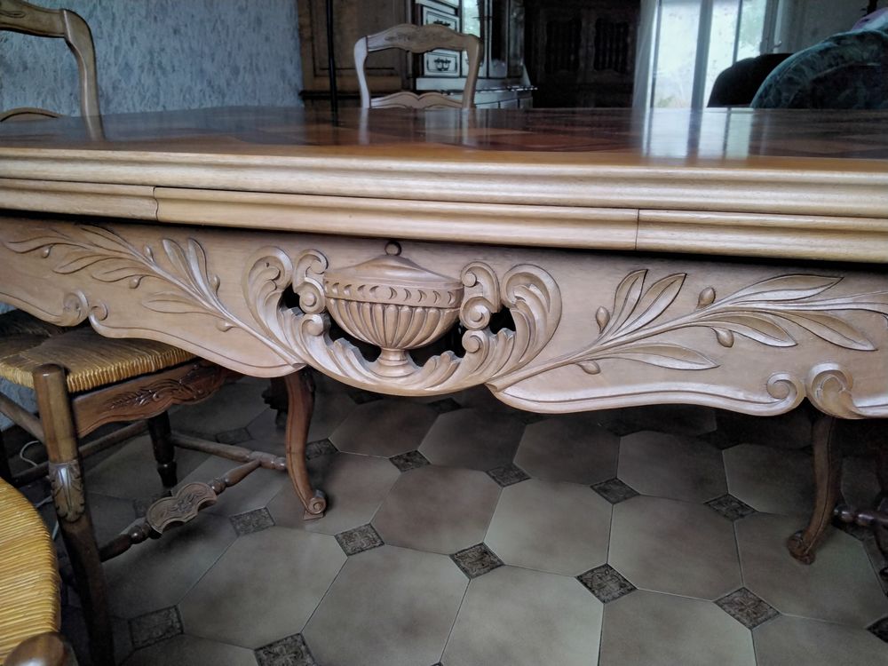 Table &agrave; manger et ses 6 chaises en bois noble Meubles