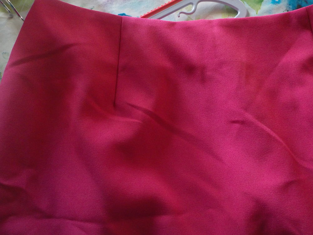 JUPE ROSE 3 SUISSES TAILLE 46 Vêtements