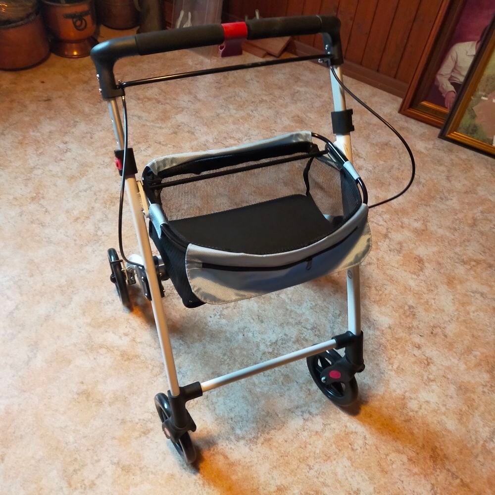 D&eacute;ambulateur Rollator 4 roues Meubles