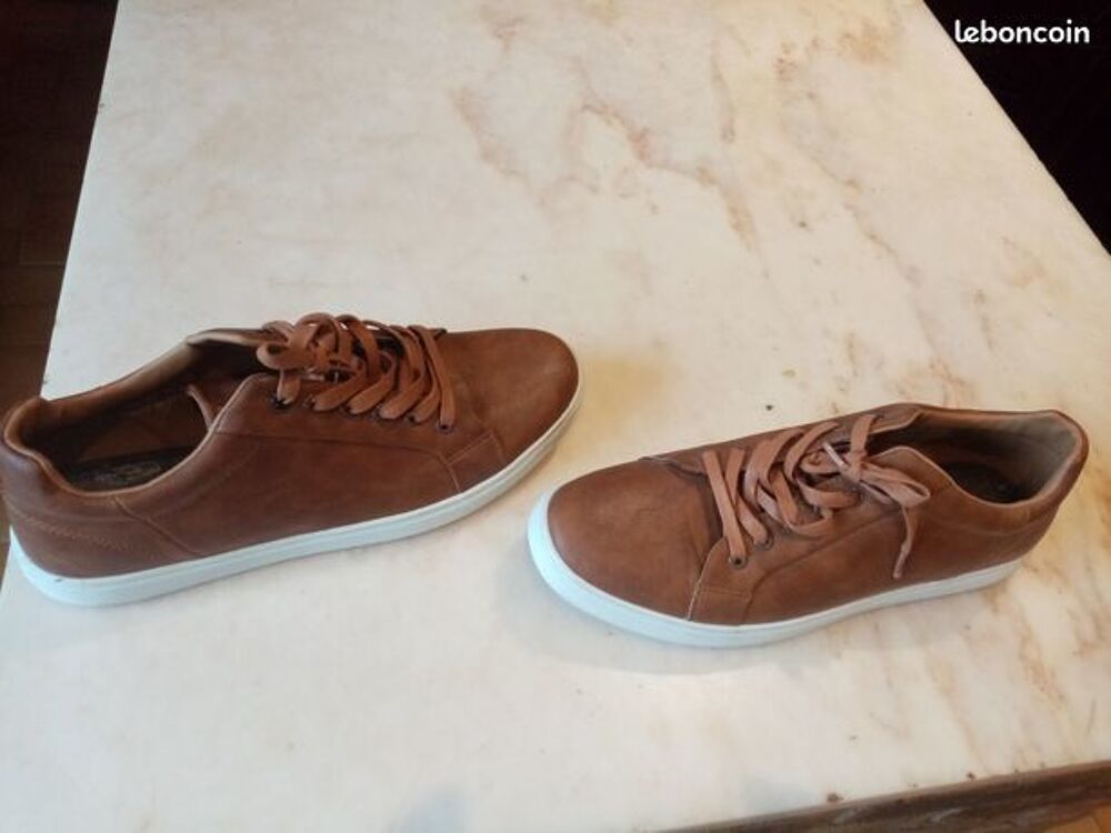 paire de chaussures leg&egrave;res style tennis Chaussures