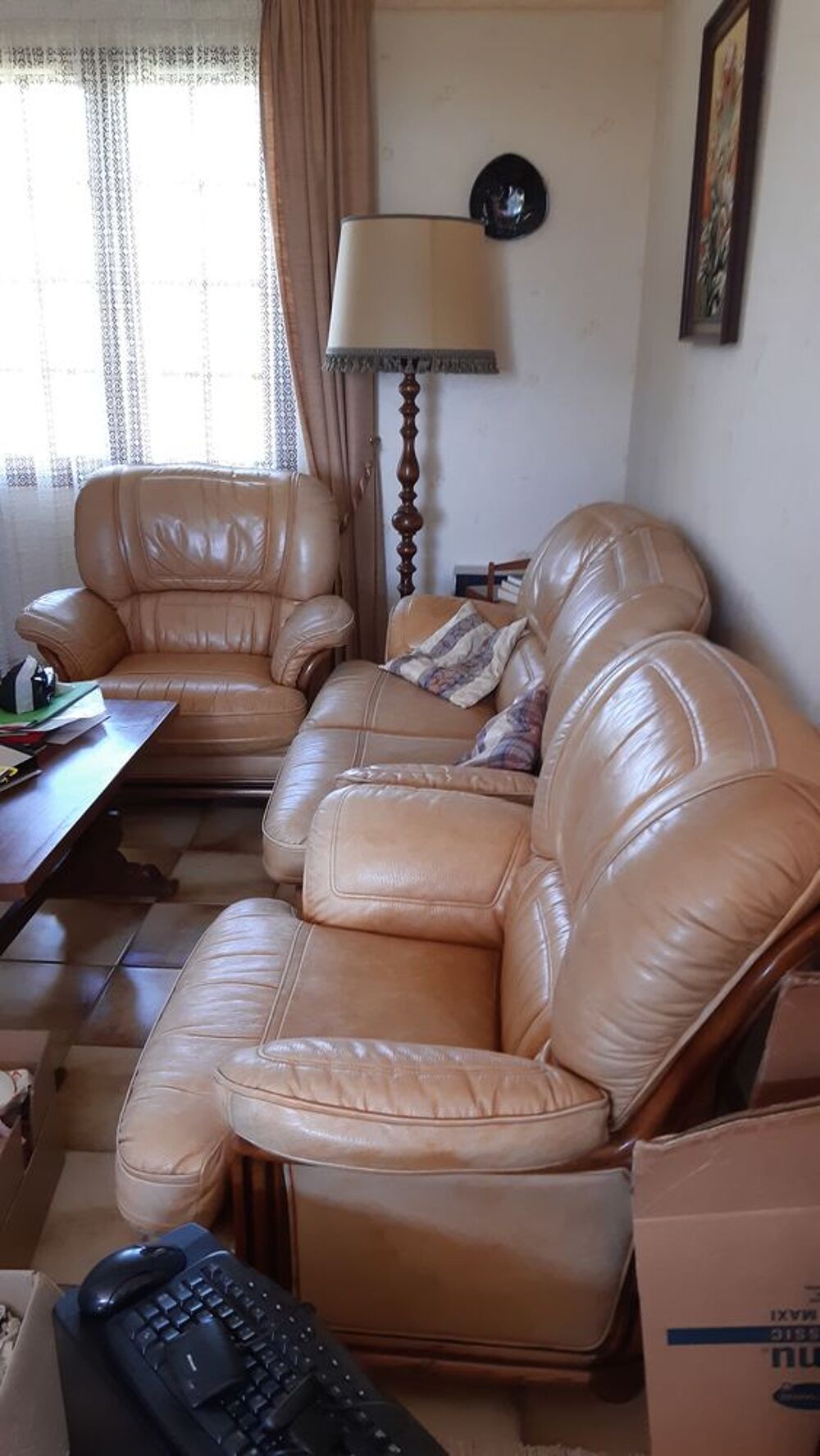 Canape en cuir et les 2 fauteuils en cuir beige Meubles