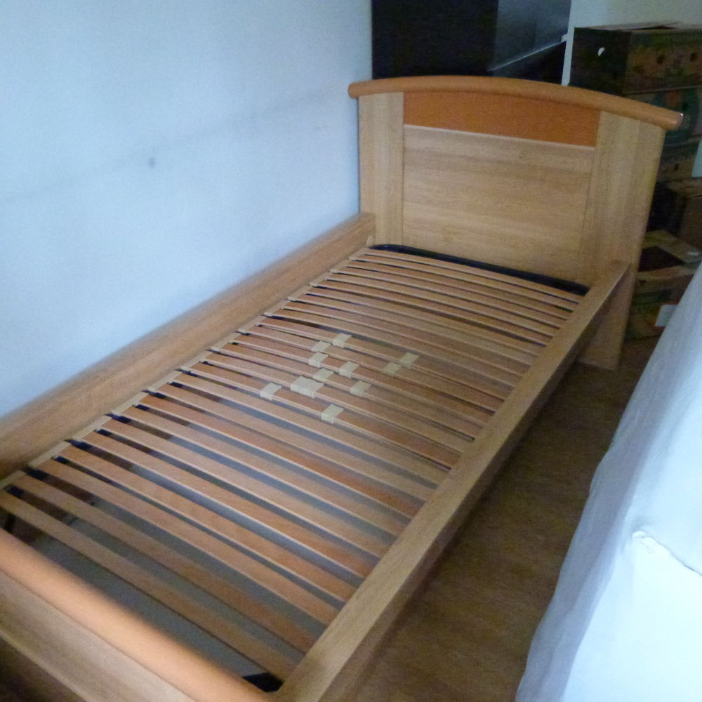 Lit 1 personne avec sommier + chevet
Meubles