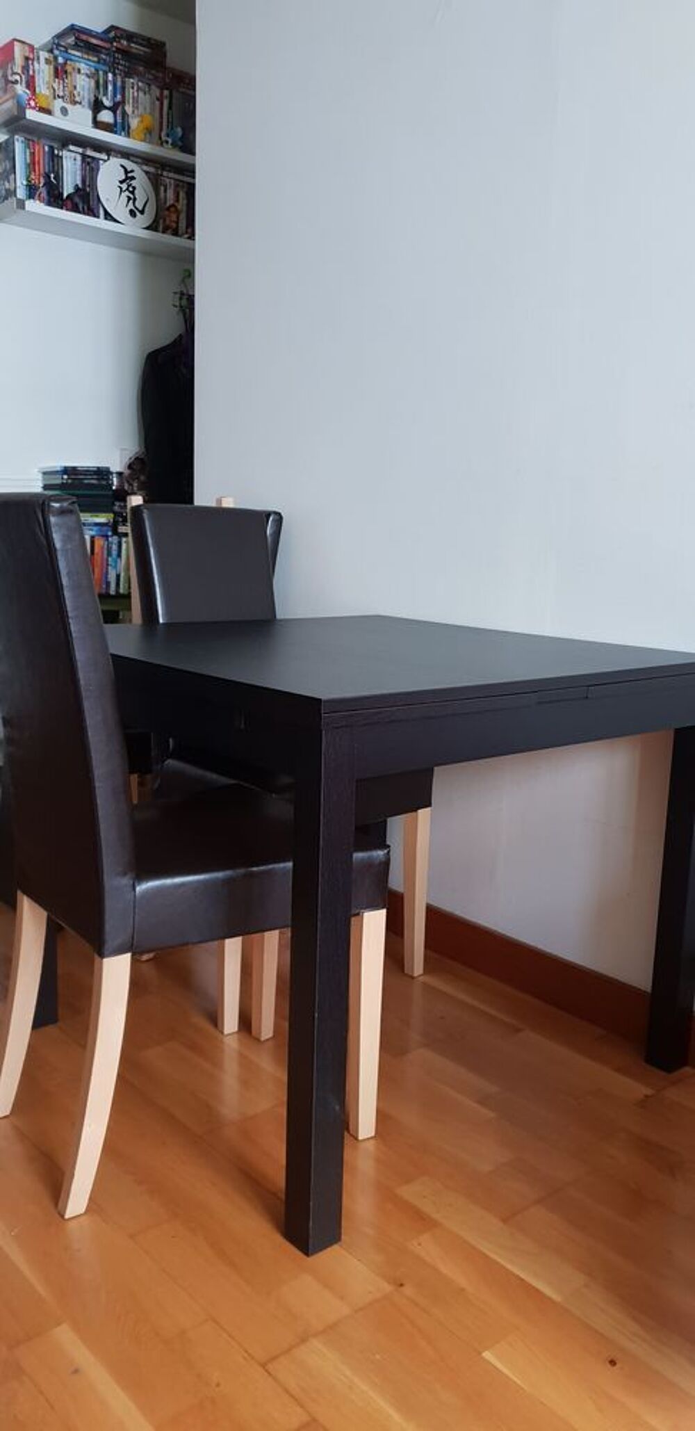 1 table extensible en excellent &eacute;tat + 4 chaises Meubles