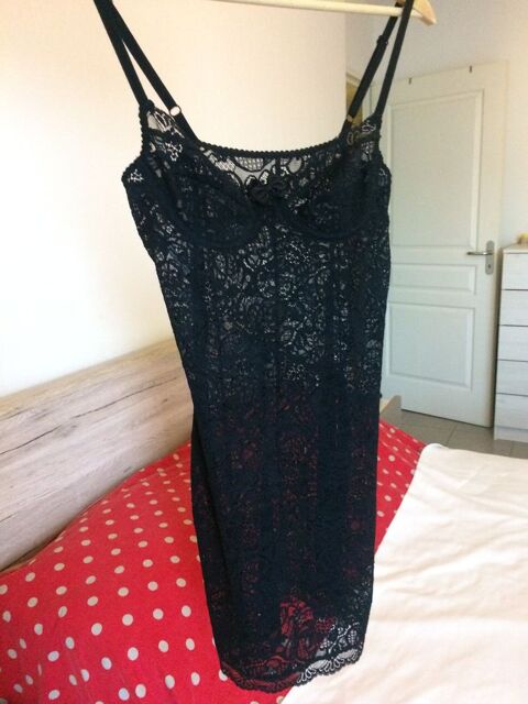 Nuisette dentelle lycra noire taille s balconnets 5 Montpellier (34)