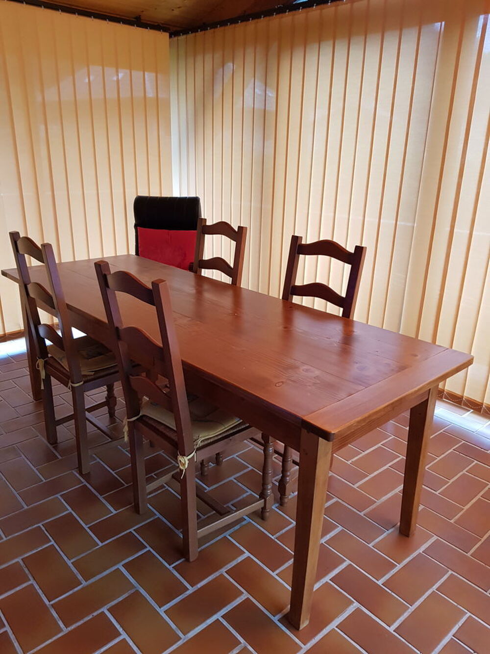 Grande table en bois clair + 4 chaises paillees Meubles