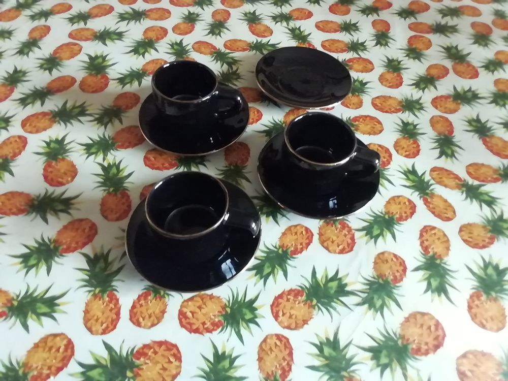 Tasses noires sign&eacute;es EXPRESSO avec liserai OR Cuisine