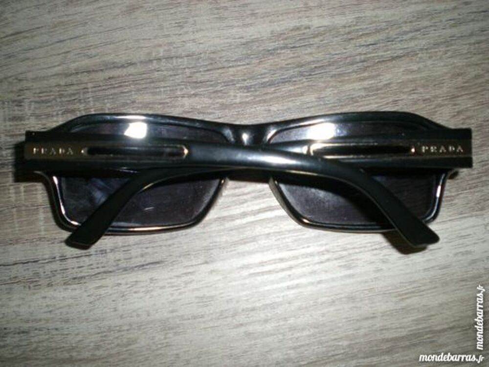 Lunettes Prada avec boitier Bijoux et montres