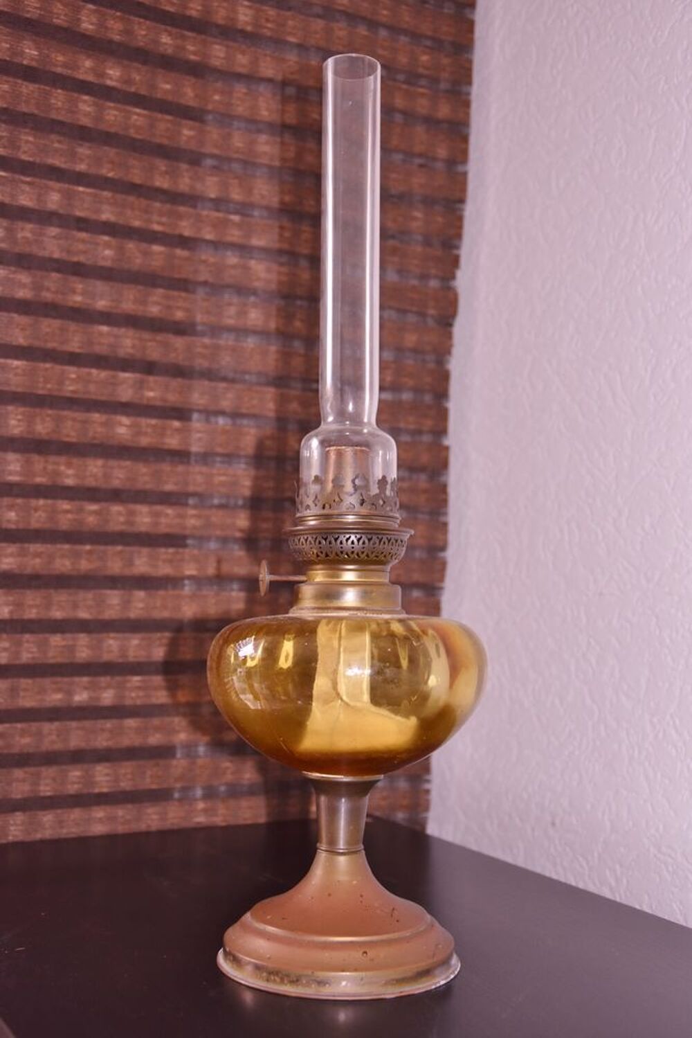 Jolie ancienne lampe &agrave; p&eacute;trole. Cuivre et verre.Tr&egrave;s bon &eacute;t Décoration