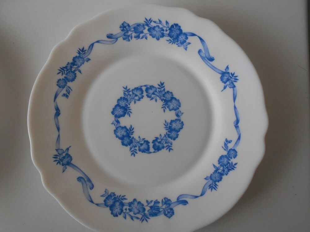 6 assiettes &agrave; desserts VINTAGE en arcopal
Décoration