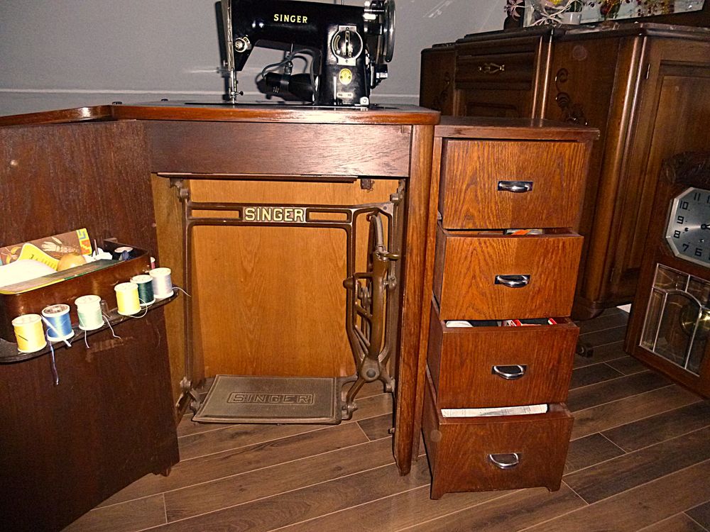ANCIENNE MACHINE A COUDRE SINGER 191B . VERS 1960 . Meubles